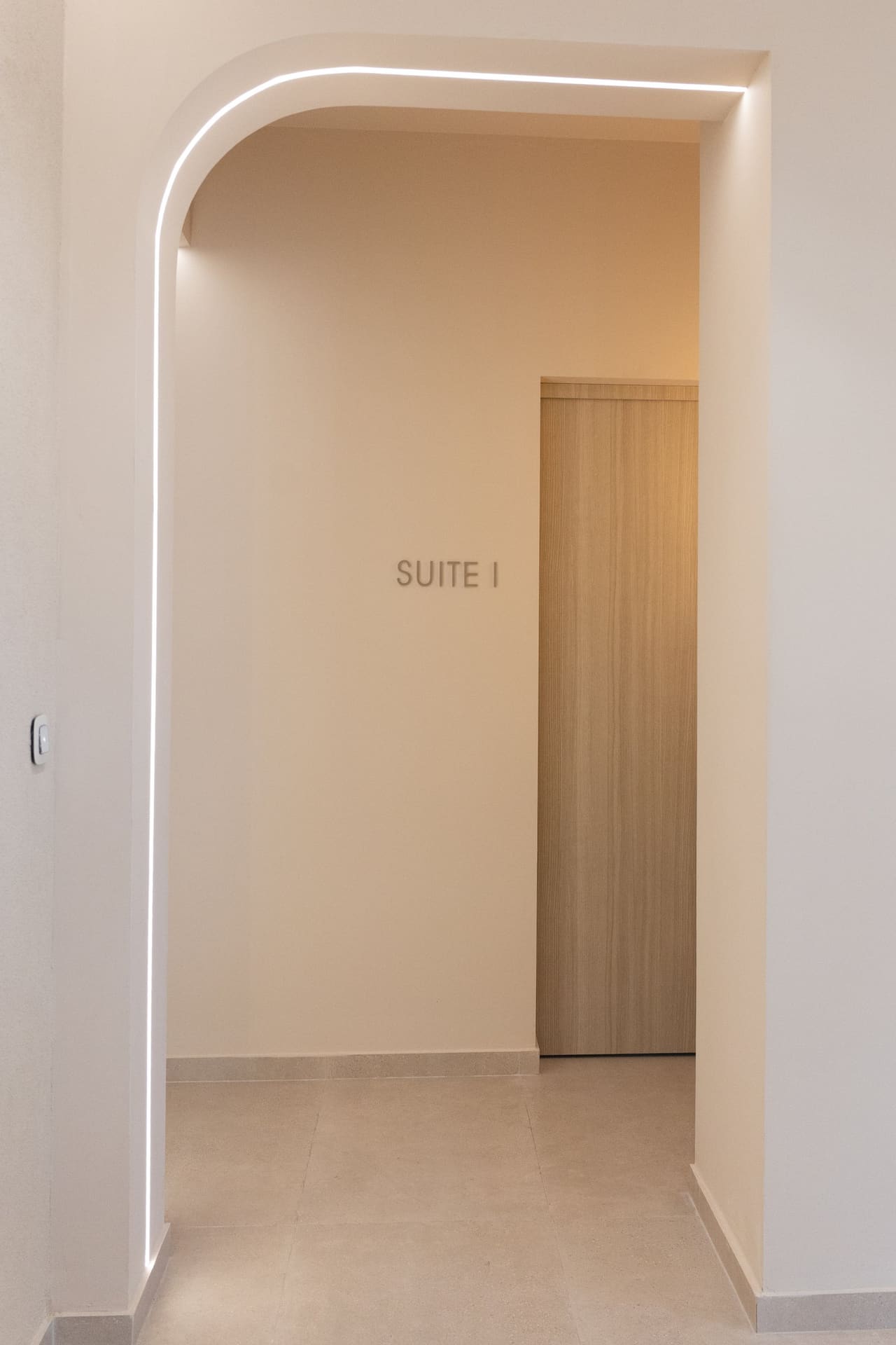 Τοξωτός διάδρομος που οδηγεί στο Suite I