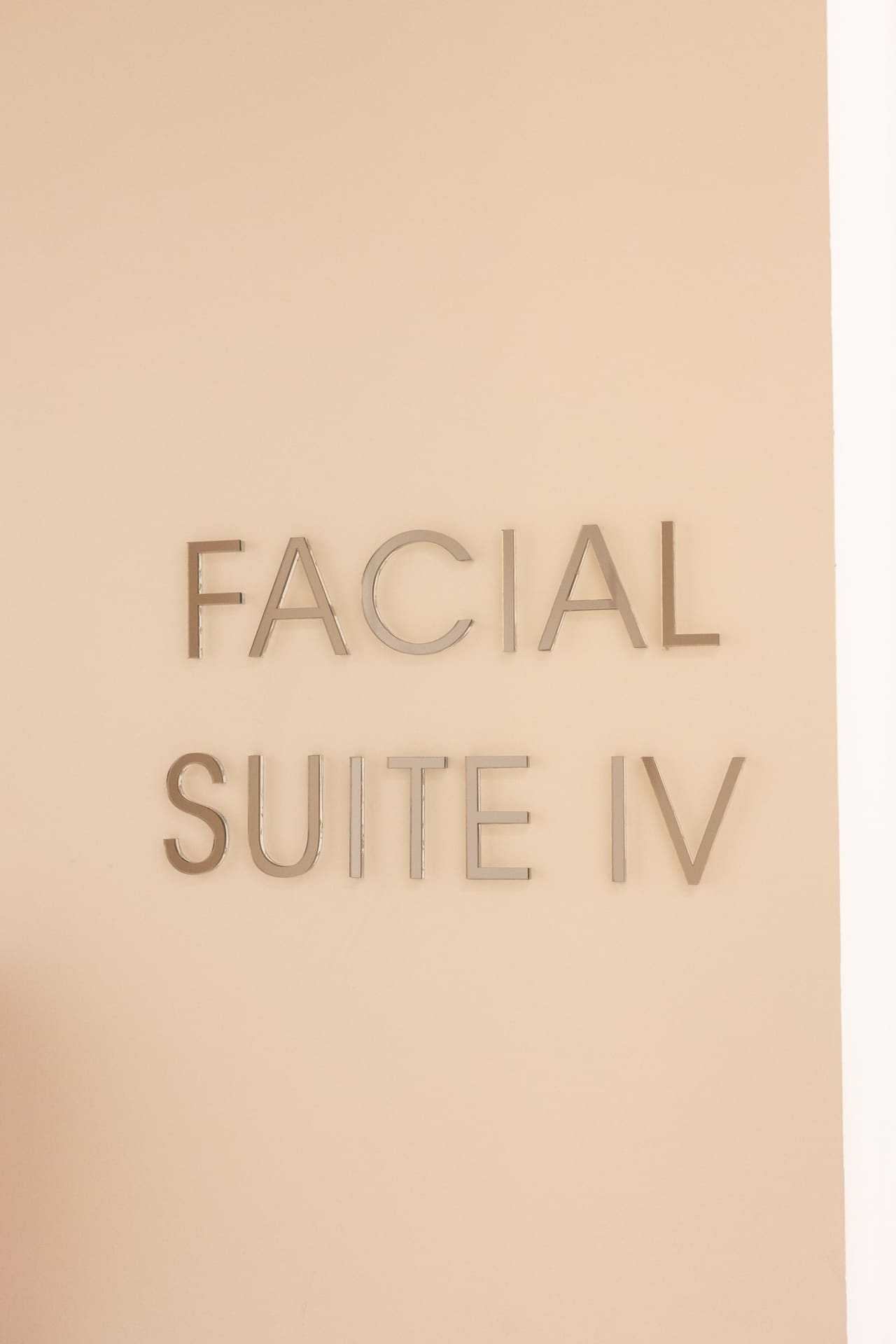 Η επιγραφή Facial Suite IV