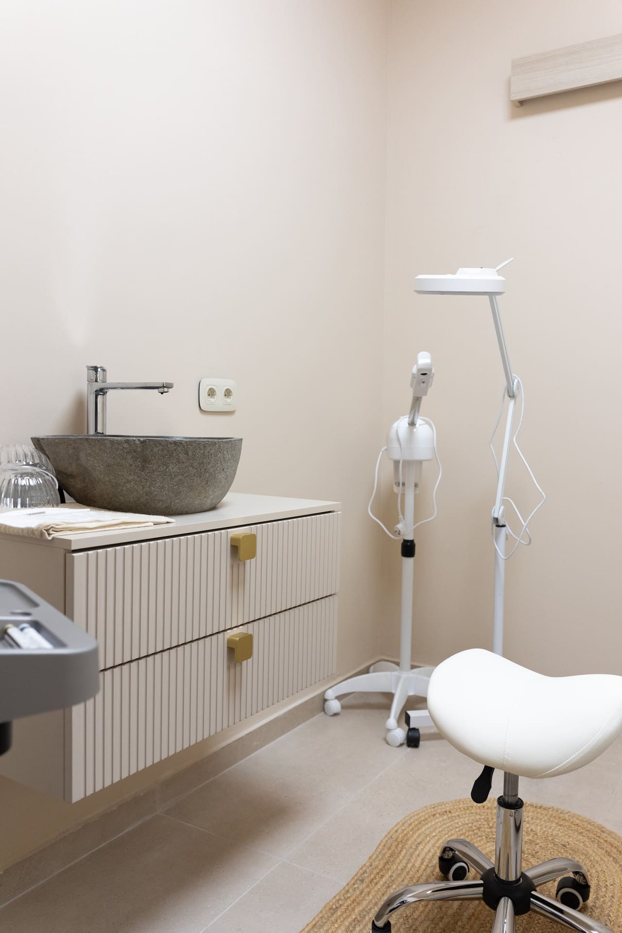 Facial Suite IV με πέτρινο νιπτήρα και μεγεθυντικό φακό